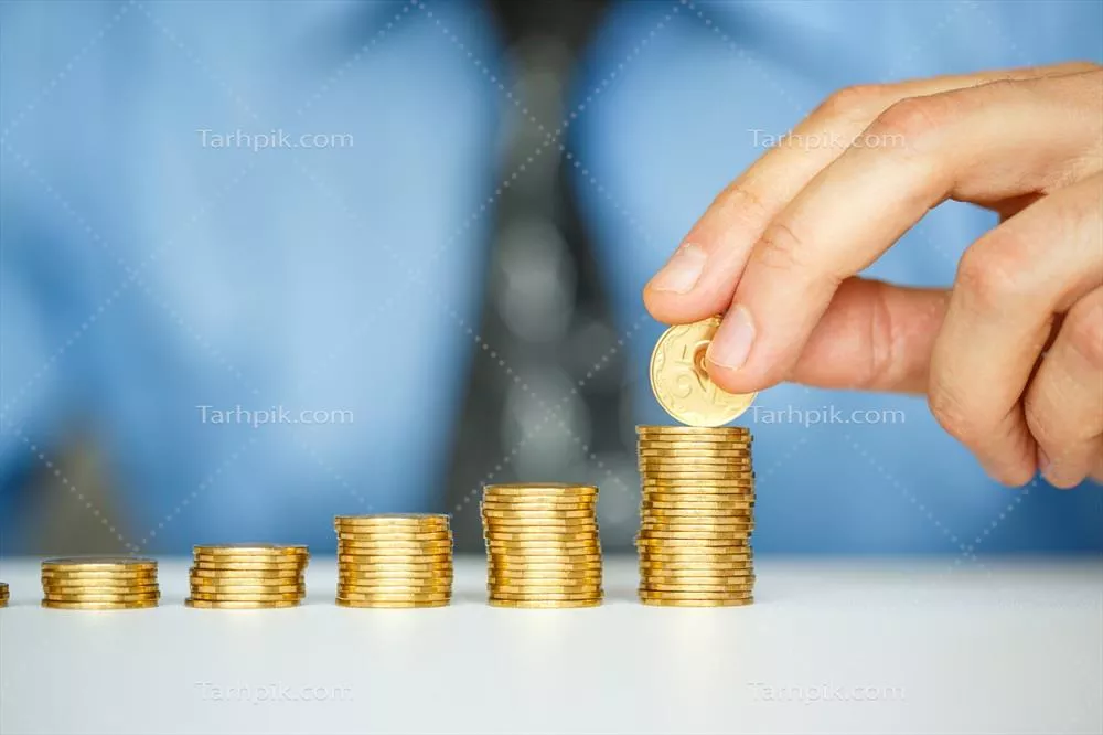 چگونگی انباشتن سکه‌های طلایی در ستون‌های افزایشی توسط یک مرد