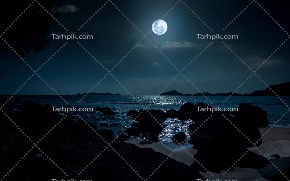 شب آرام و زیبا در سواحل سنگی با درخشش کامل ماه بر روی دریا