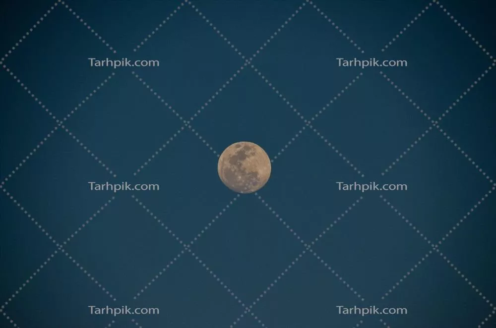 ماه در آسمان: زیبایی و جاذبه های شبانه آسمان