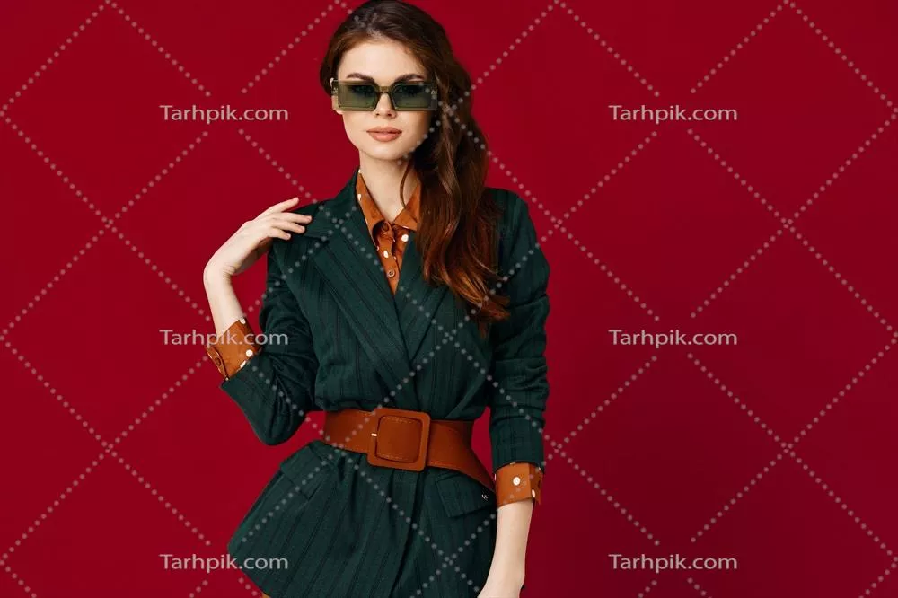 مدل مو برنزه با عینک آفتابی و پوشاک شیک برای عکاسی