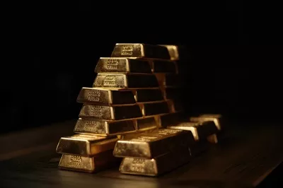 تودهای از سکههای طلایی بر روی یک میز تاریک با استفاده از فناوری هوش مصنوعی تولید شده