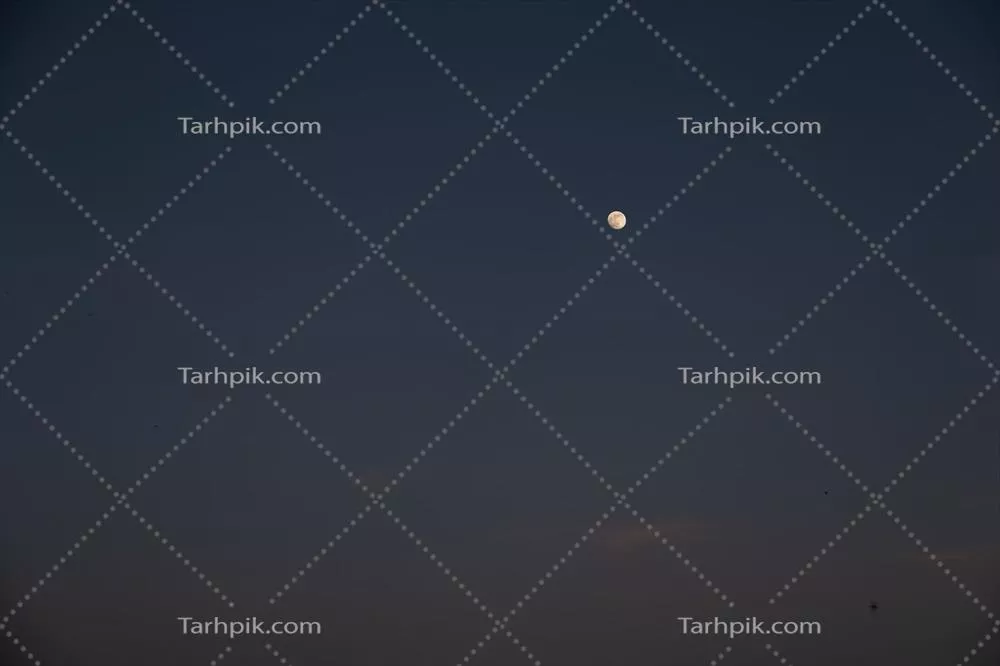 پسزمینه نقرهای ماه در آسمان با زیباییهای طبیعی