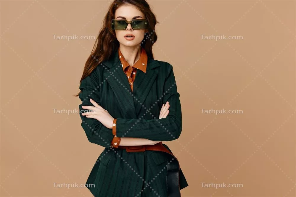 زنی با کت و شلوار شیک و عینک آفتابی با ظاهری جذاب و مد روز