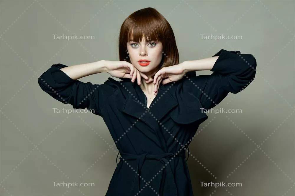 عکس پرتره زن دوستداشتنی با لبهای قرمز که به دوربین نگاه میکند