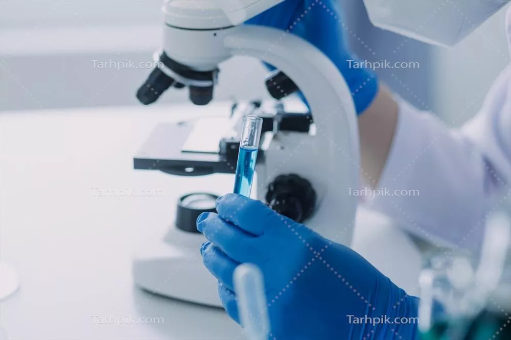 پژوهشگر پزشکی در حال آزمایش بر روی محلول چند رنگ در آزمایشگاه