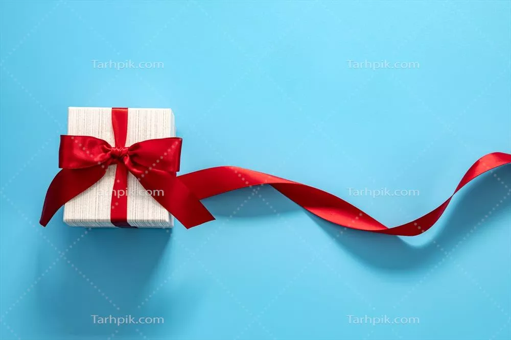 جعبه هدیه با روبان قرمز بر روی زمینه آبی زیبا