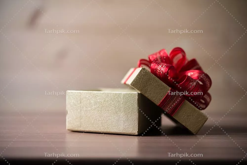 جعبه هدیه کوچک روی پس‌زمینه چوبی زیبا و دلنشین