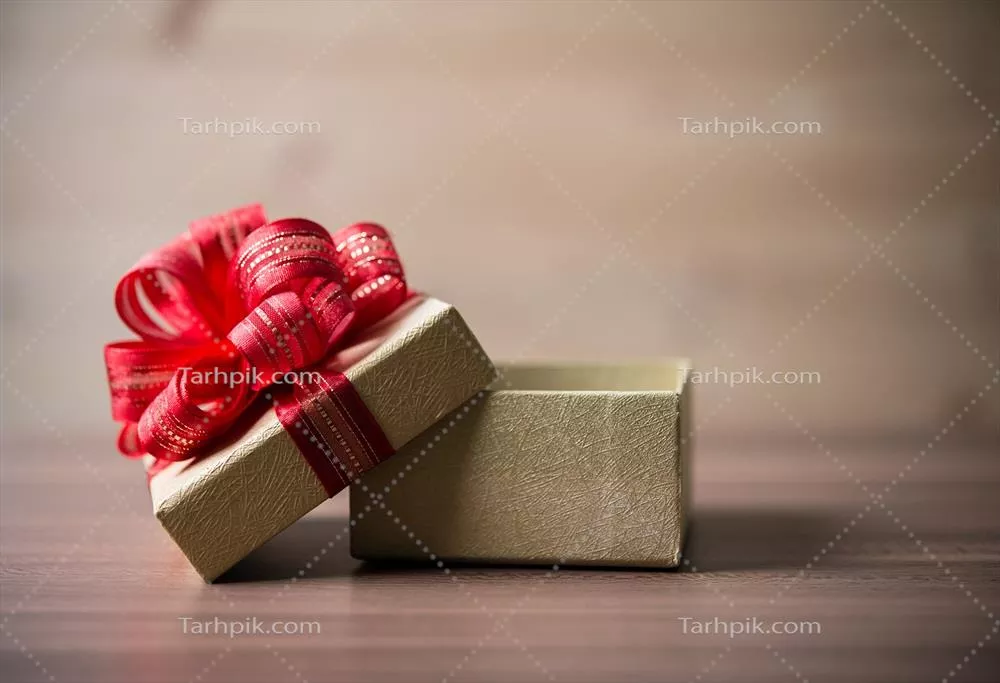 جعبه هدیه کوچک بر روی پس زمینه چوبی زیبا و طبیعی