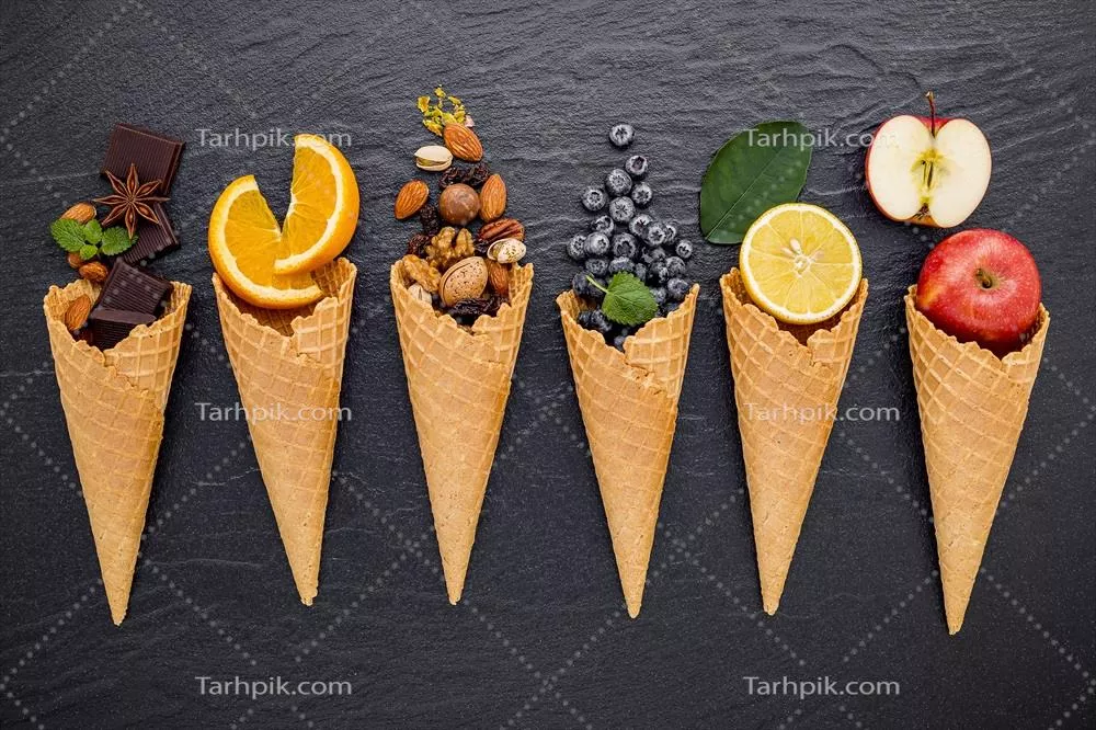 میوهها، آجیل و شکلات در قیفهای بستنی بر روی پسزمینه تاریک