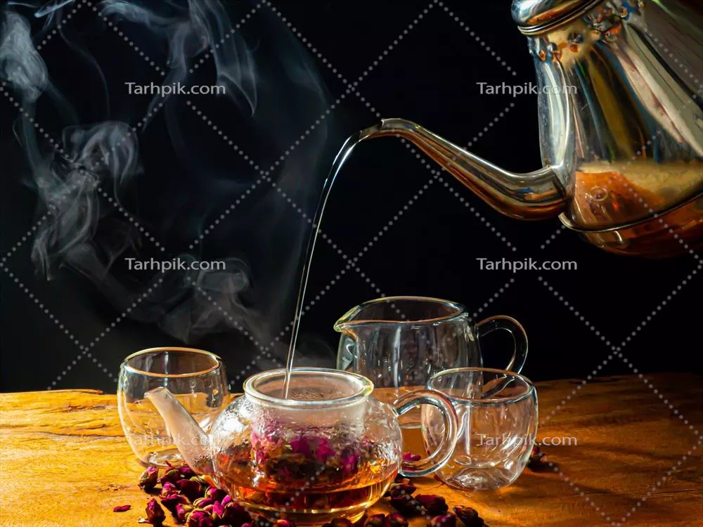 چای گل سرخ در یک فنجان شیشهای و با قوری چای زیبا