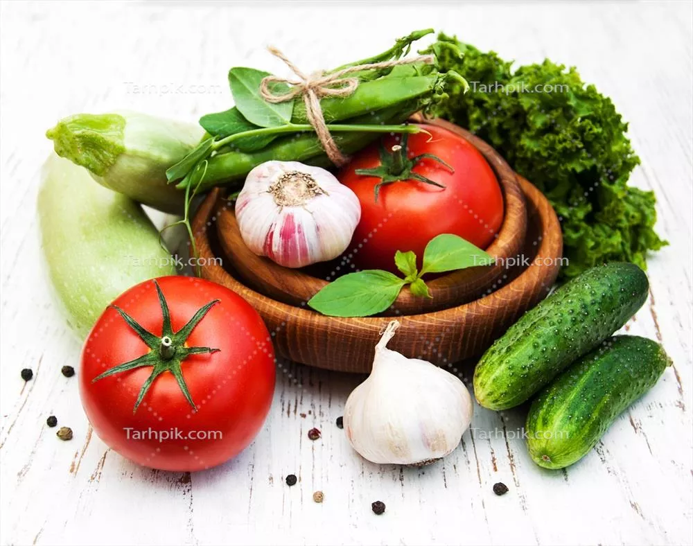 سبزیجات مختلف بر روی پس زمینه چوبی قدیمی و زیبا