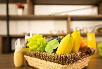سبزیجات مناسب برای تهیه سالاد و میوه ها در سبد روی میز