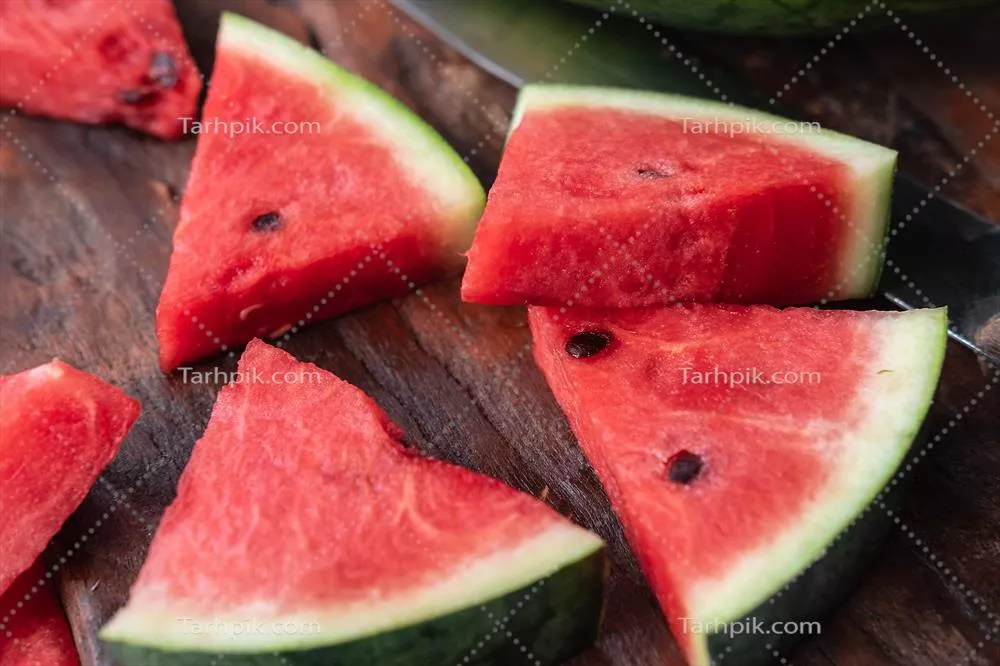 مربوط به هندوانه تازه و خوشمزه روی میز در یک روز تابستانی