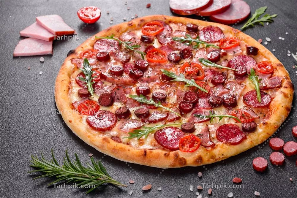 پیتزا پپرونی با پنیر موزارلا، سالامی و ژامبون لذیذ و مطبوع