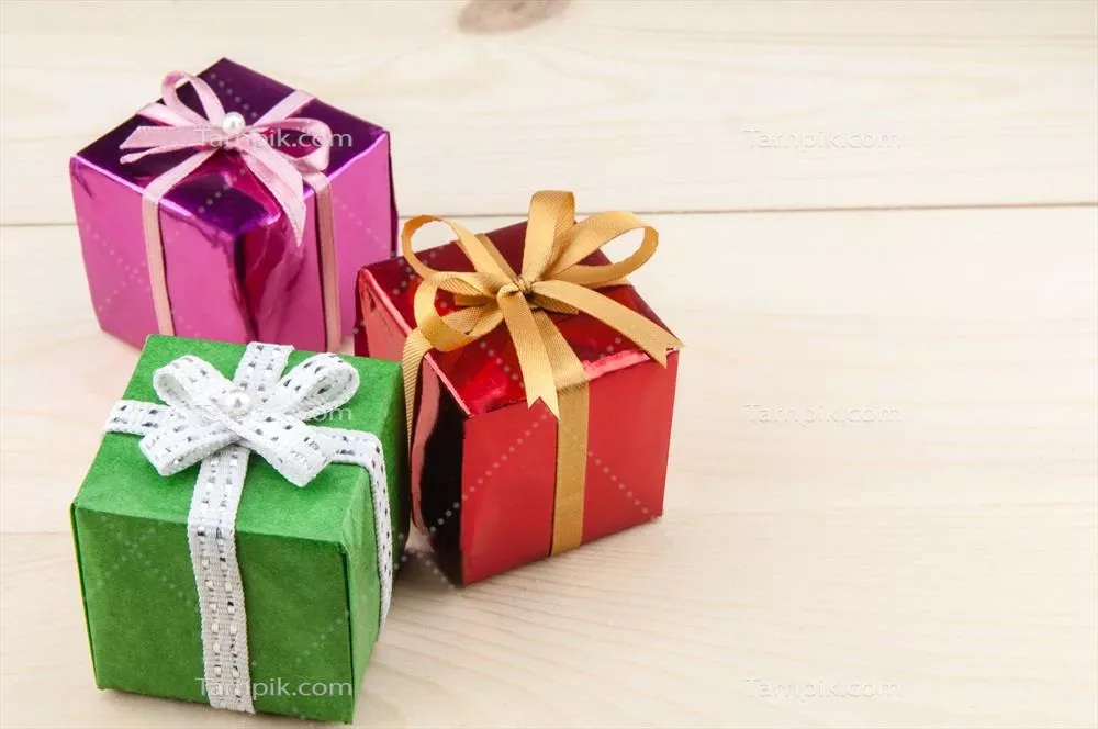 جعبه‌ های هدیه بر روی زمین چوبی: زیبایی و سادگی طراحی محیط