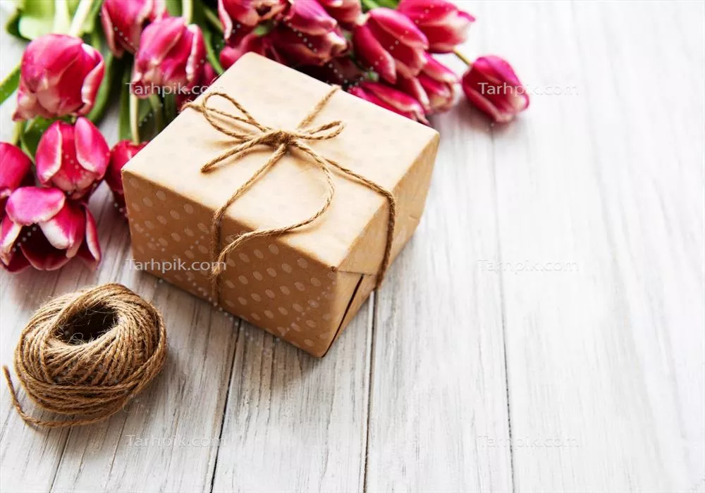 بسته هدیه و گلهای لیلیوم: زیبایی و پایان همانند عشق