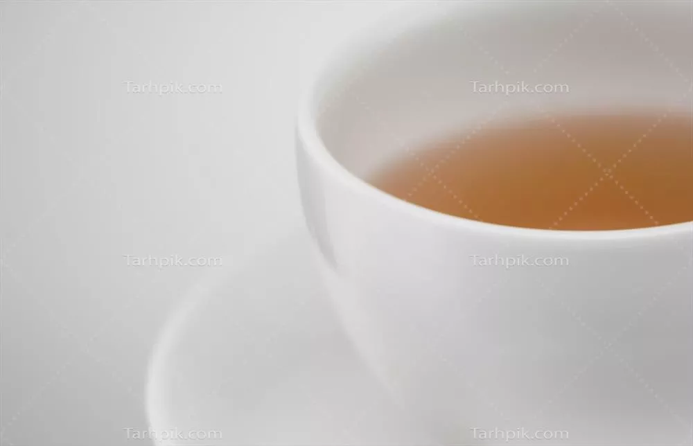 تصویر کلوزآپ از یک فنجان چای سرامیکی سفید با جزئیات زیبا و خاص