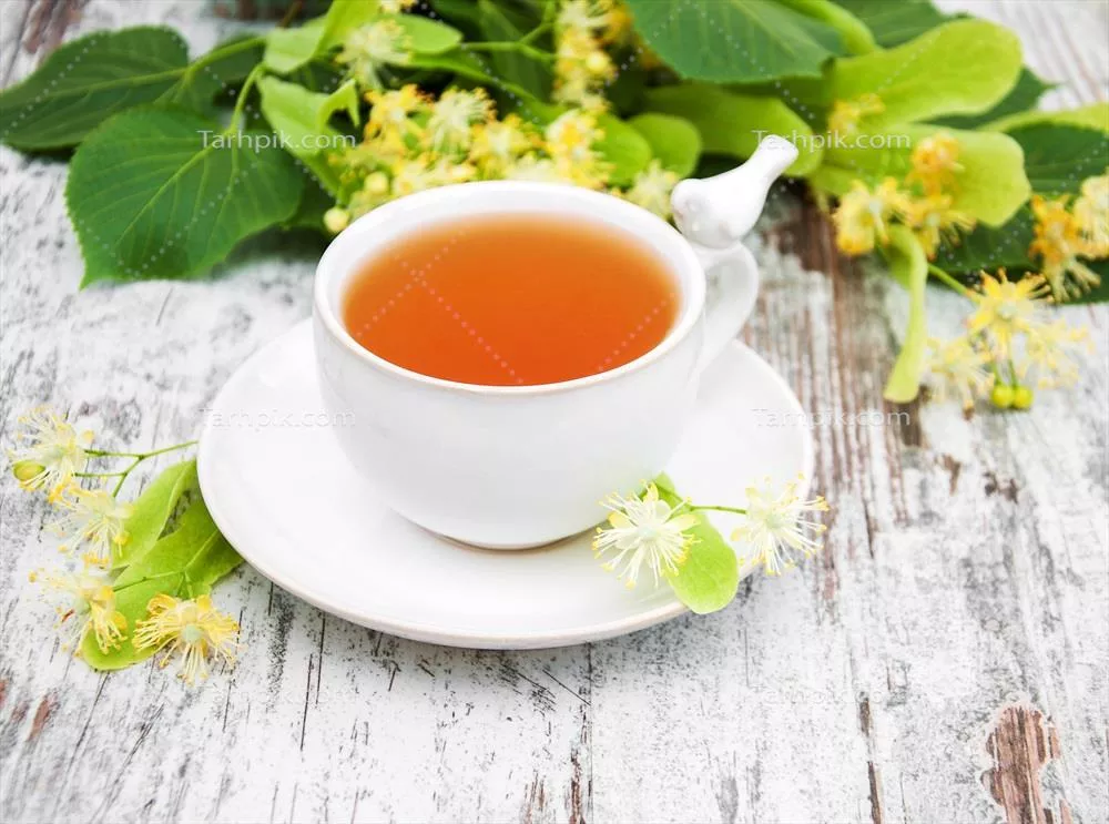 فنجان چای گیاهی با گل‌های لیندن: طعمی آرامش‌بخش و طبیعی