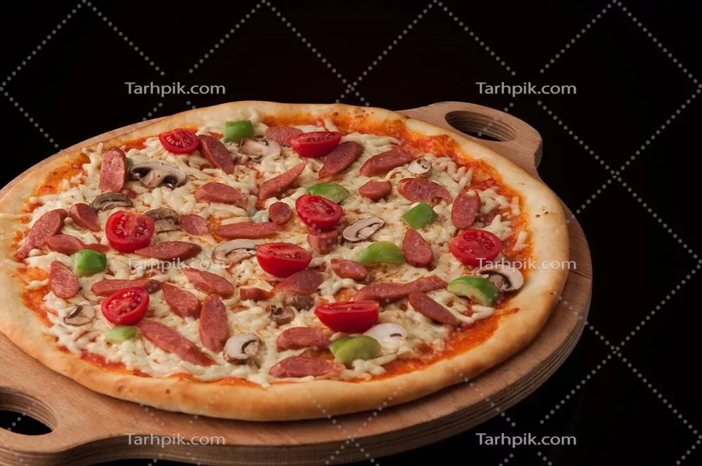 پیتزا روی سینی چوبی: لذت از طعم سنتی و دلپذیر پیتزا