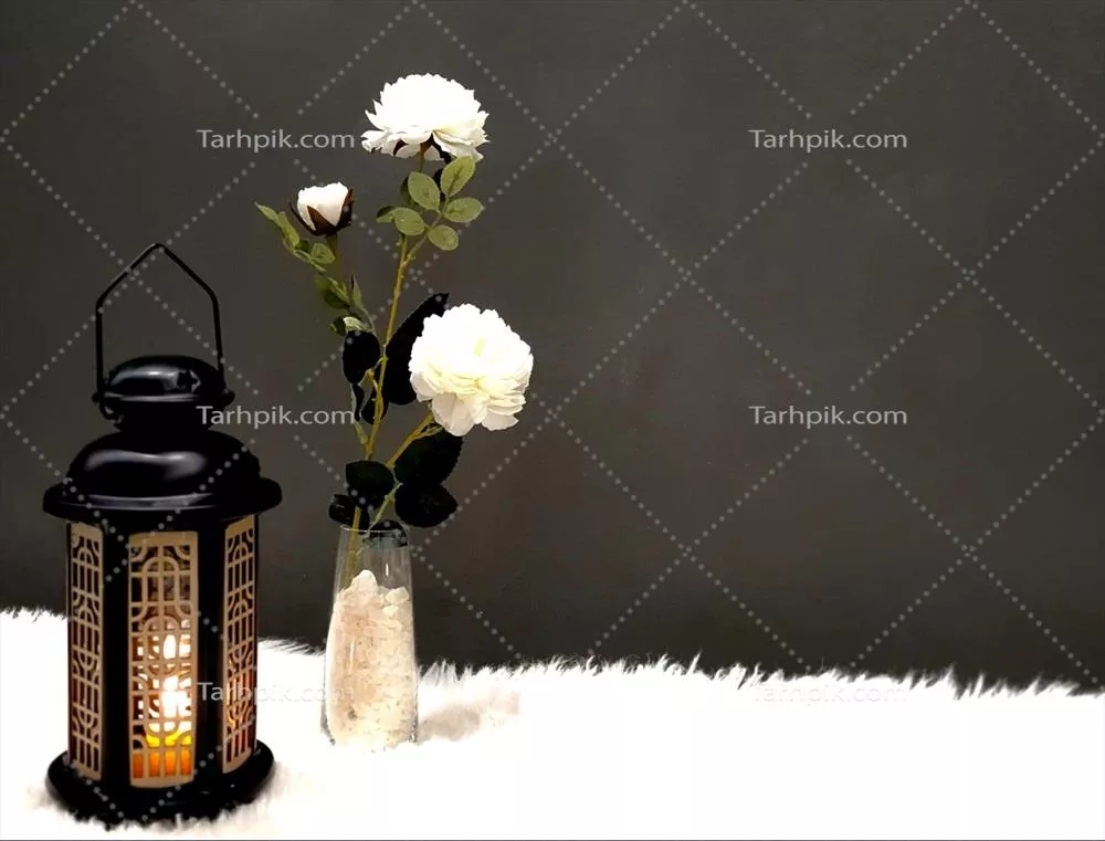 فانوس رمضان سیاه با نور ملایم و تزئینات چوبی زیبا در کنار گلدانی با بلورهای سفید و گل‌های رز سفید