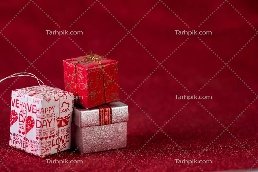 تصویر پس‌زمینه قرمز و مفهوم جعبه هدیه برای روز ولنتاین