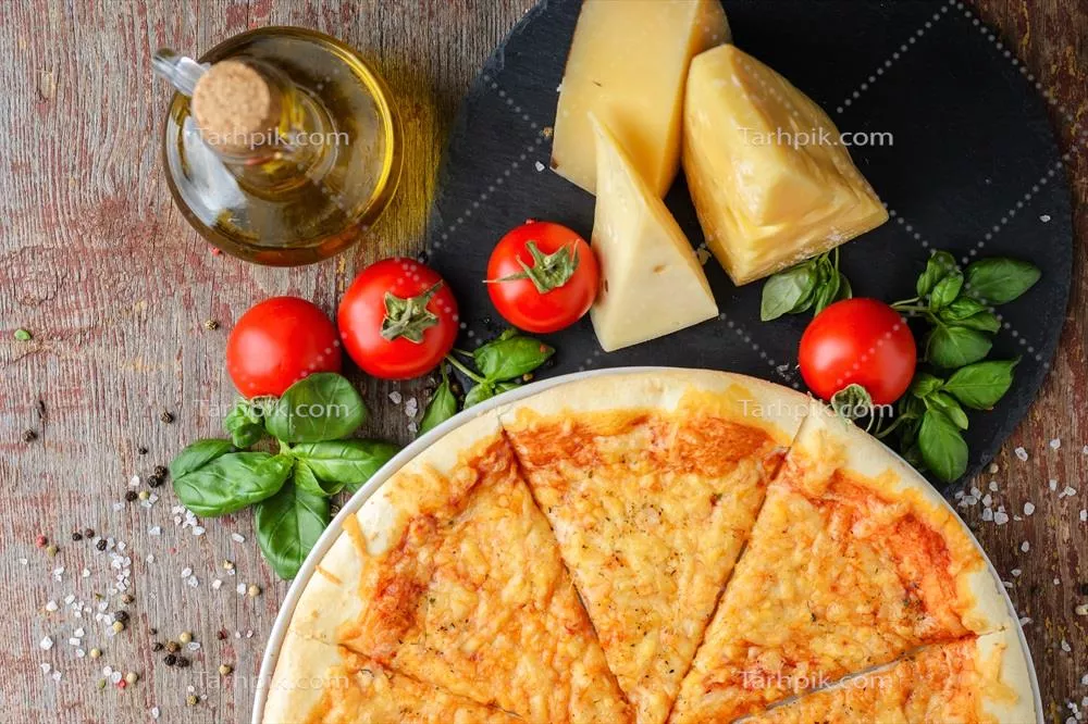 پیتزا ایتالیایی و مواد اولیه آن بر روی زمینه چوبی از نمای بالا