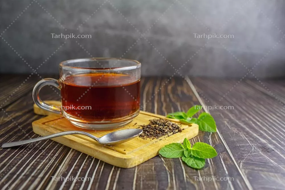 چای در فنجان شیشهای روی پسزمینه چوبی با جذابیتهای طبیعی