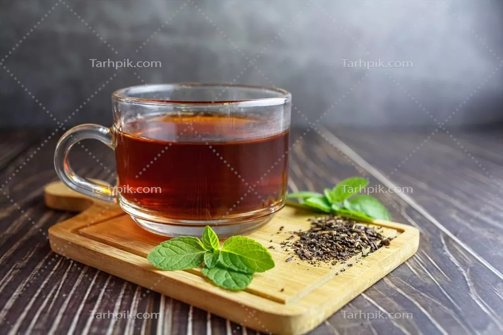 چای در فنجان شیشهای بر روی پسزمینه چوبی، زیبایی طبیعی و دلنشین