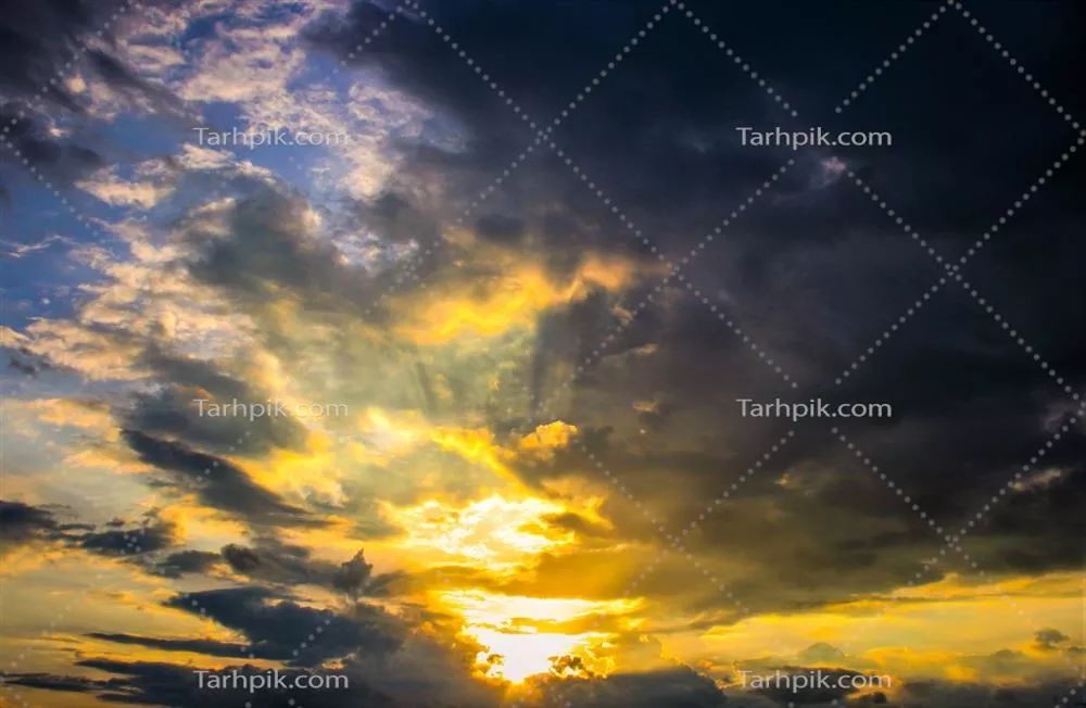 غروب زیبا و ابرهای سمتی در آسمان شمال تایلند در شامگاه