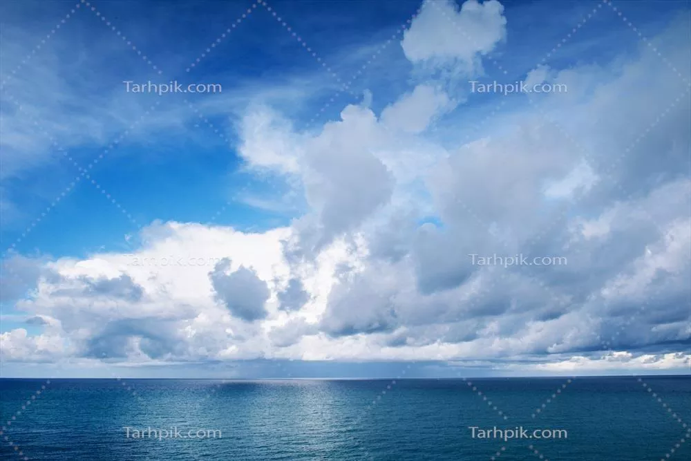 دریای آبی و ابرهای سفیدی در آسمان - نمایی زیبا از طبیعت
