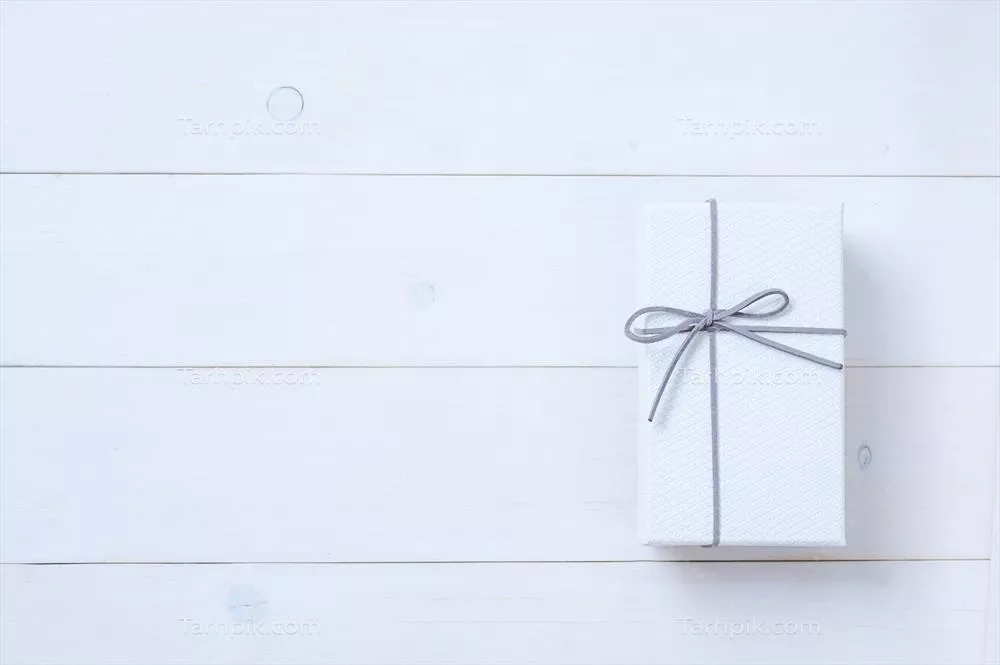 جعبه مقوایی خالی با روبان چرم برای نگهداری هدایا در روزهای جشنواره