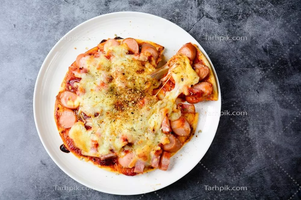 پیتزا سوسیس و پنیر: طعمی خوشمزه برای دوستداران تنقلات