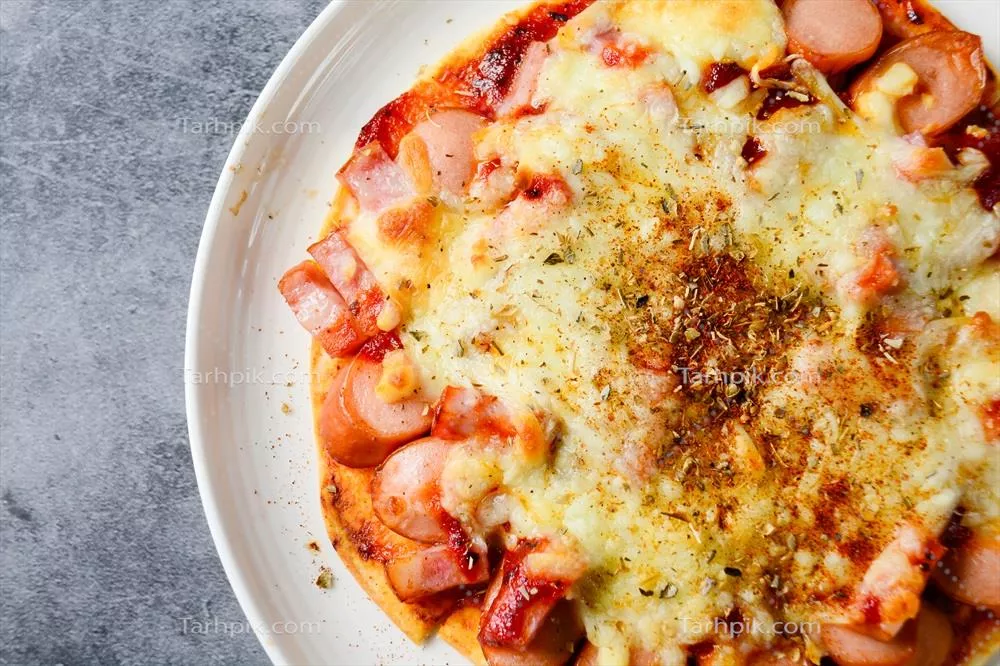 پیتزا سوسیس و پنیر خوشمزه و دلپذیر برای دوستداران فست فود