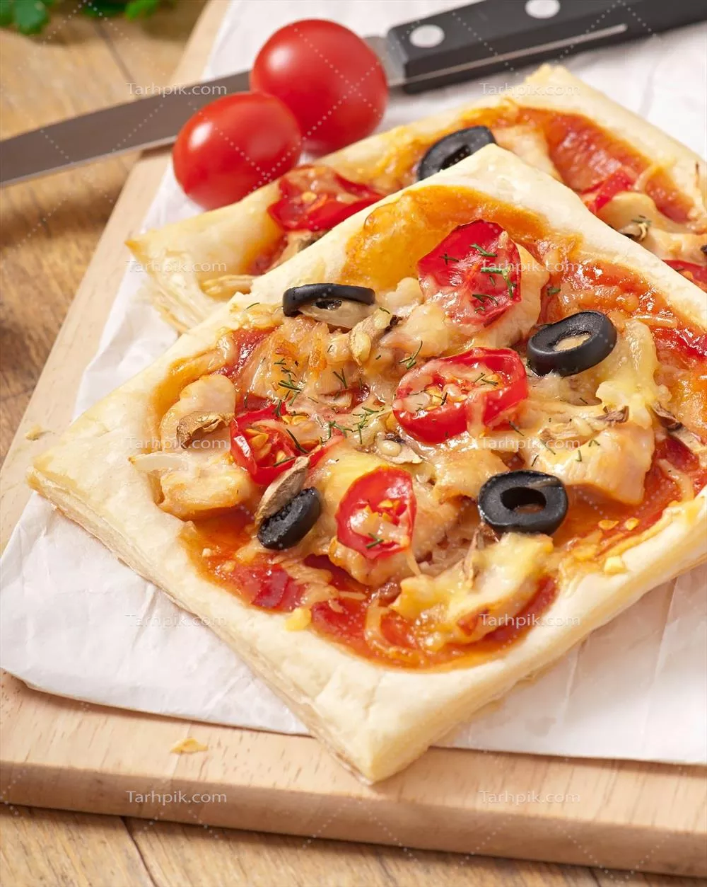 پیتزا با مرغ، گوجه‌فرنگی و قارچ: طعمی لذیذ و جذاب