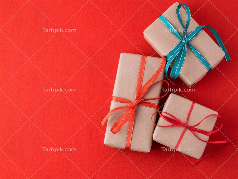 بسته بندی هدایای روز ولنتاین و تولد با کاغذ کرفت قهوه‌ای و روبان‌های قرمز در پس‌زمینه‌ای روشن