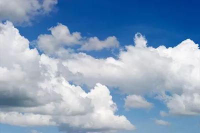 آسمان آبی و ابرهای زیبا در فصل زمستان - مناظر طبیعی خیرهکننده