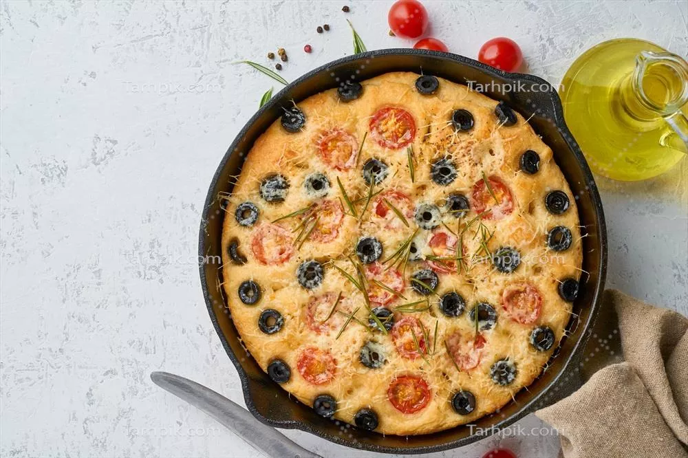طرز تهیه فکاسیای ایتالیایی با گوجهفرنگی، زیتون و رزماری در ماهیتابه