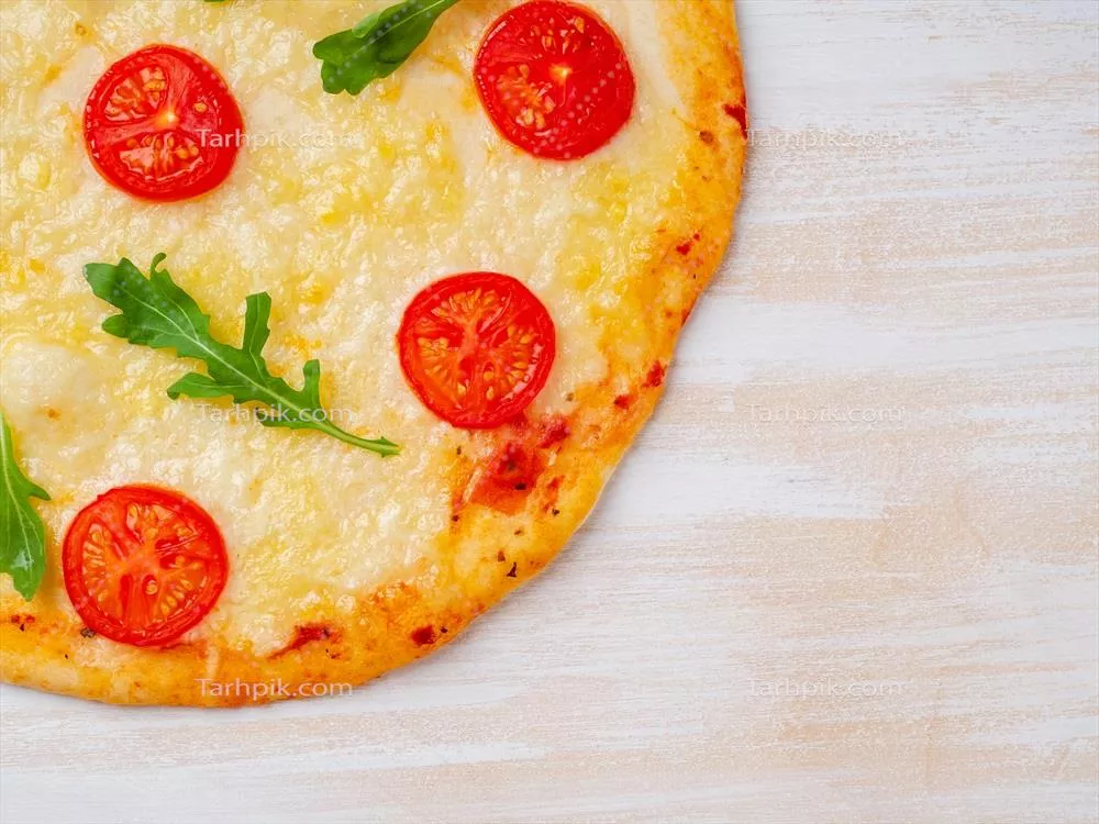 پیتزا مارگاریتای خانگی داغ با موزارلا و گوجه‌فرنگی خوشمزه