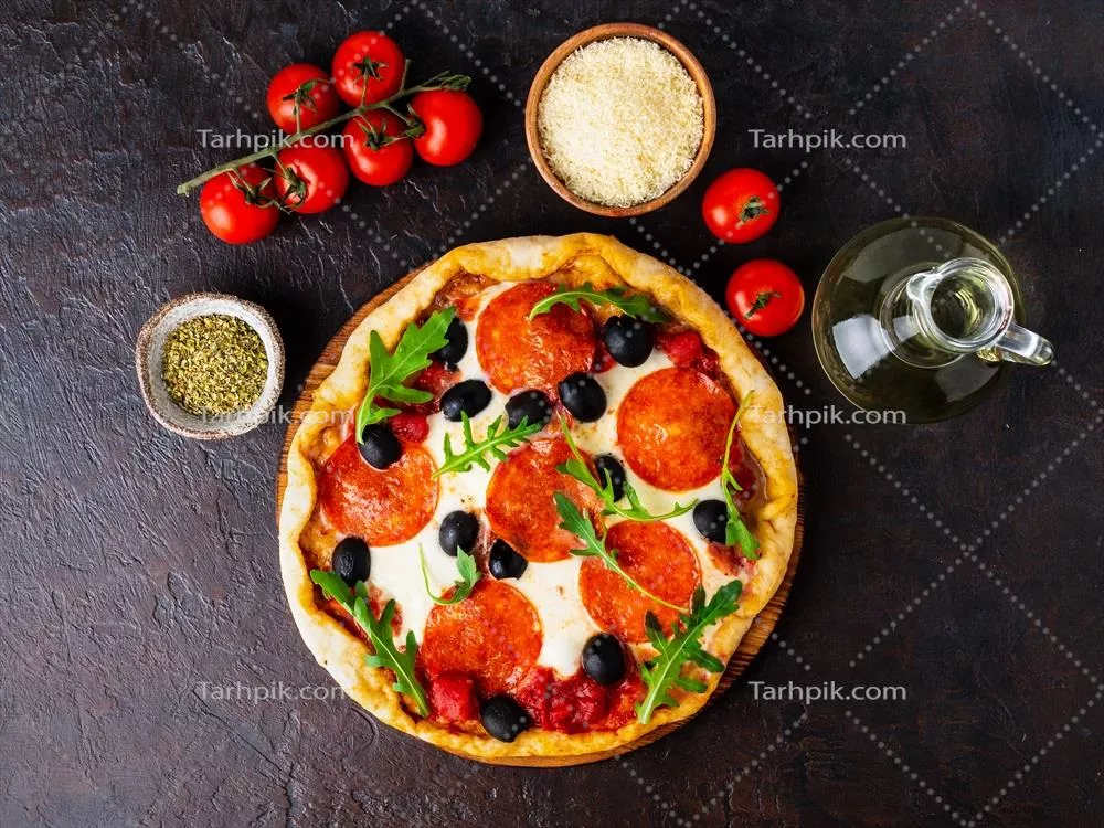 پیتزای مارgherita خانگی داغ با پنیر موزارلا و گوجهفرنگی خوشمزه