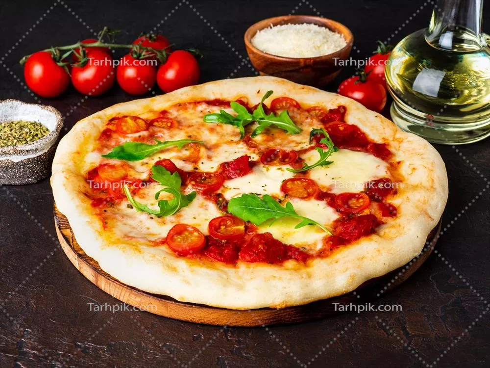 پیتزای مارgherita خانگی داغ با موزارلا و گوجه‌فرنگی خوشمزه