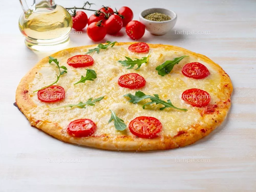پیتزا مارگاریتا خانگی داغ با موتزارلا و گوجه‌فرنگی خوشمزه