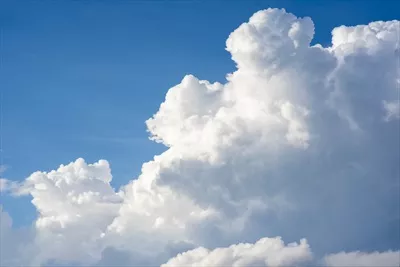 آسمان آبی با ابرهای زیبا و دلنشین در روزهای آفتابی