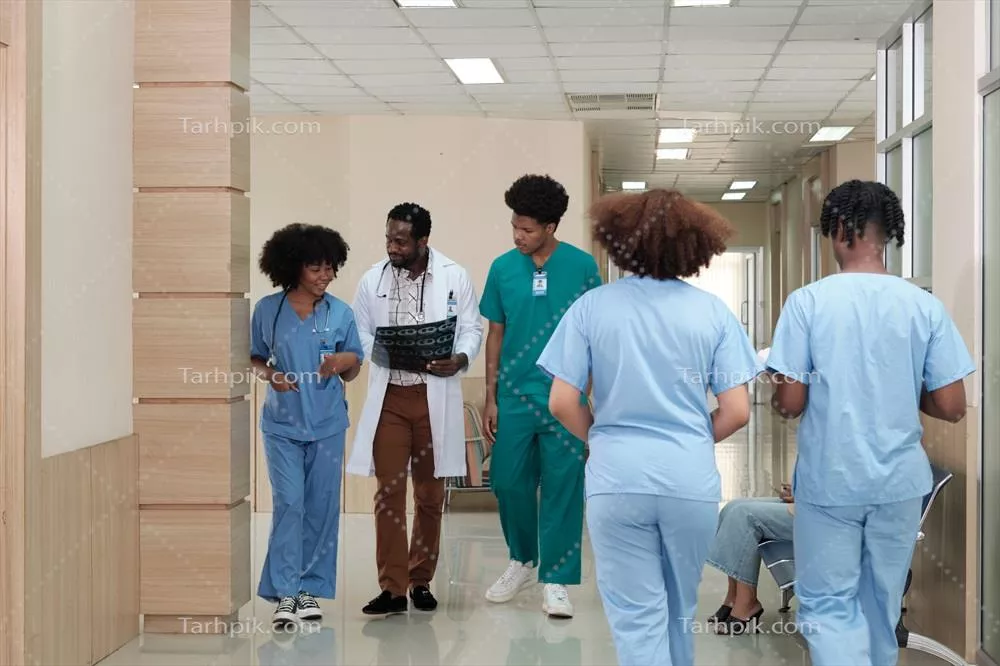 گروه پزشکان حرفهای: پزشک سیاهپوست و دانشجویان پزشکی در حال بحث و شادابی