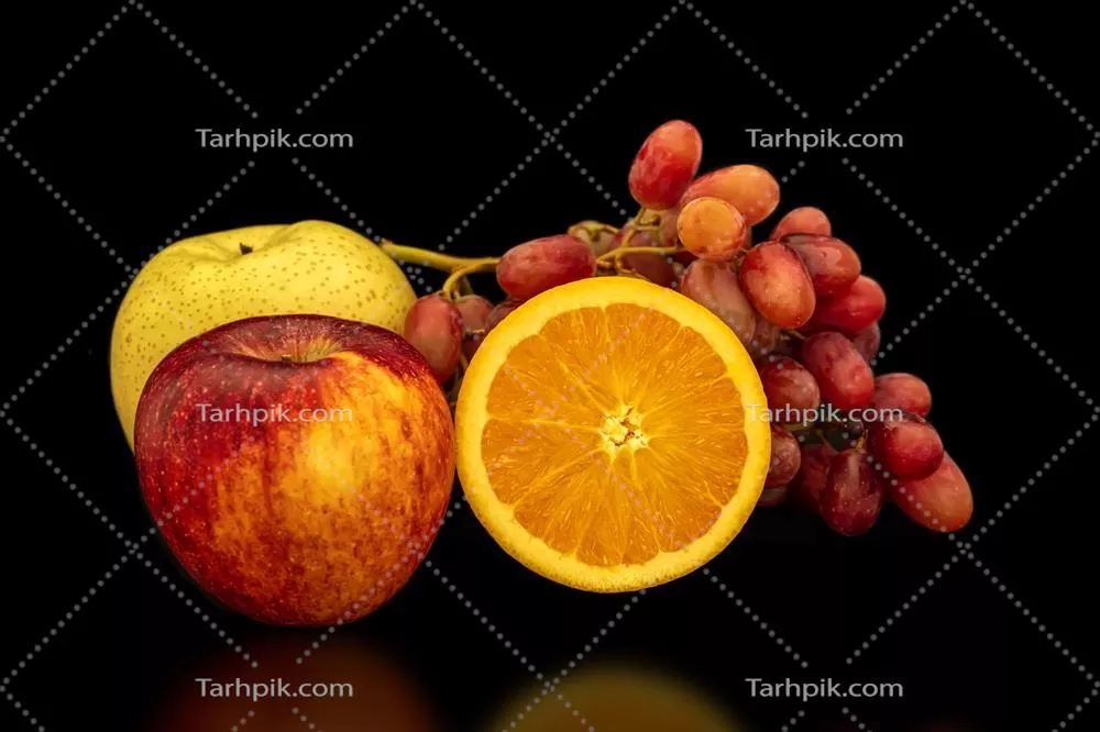 پرتقال، انگور، سیب و گلابی در پسزمینه مشکی با رنگهای زنده