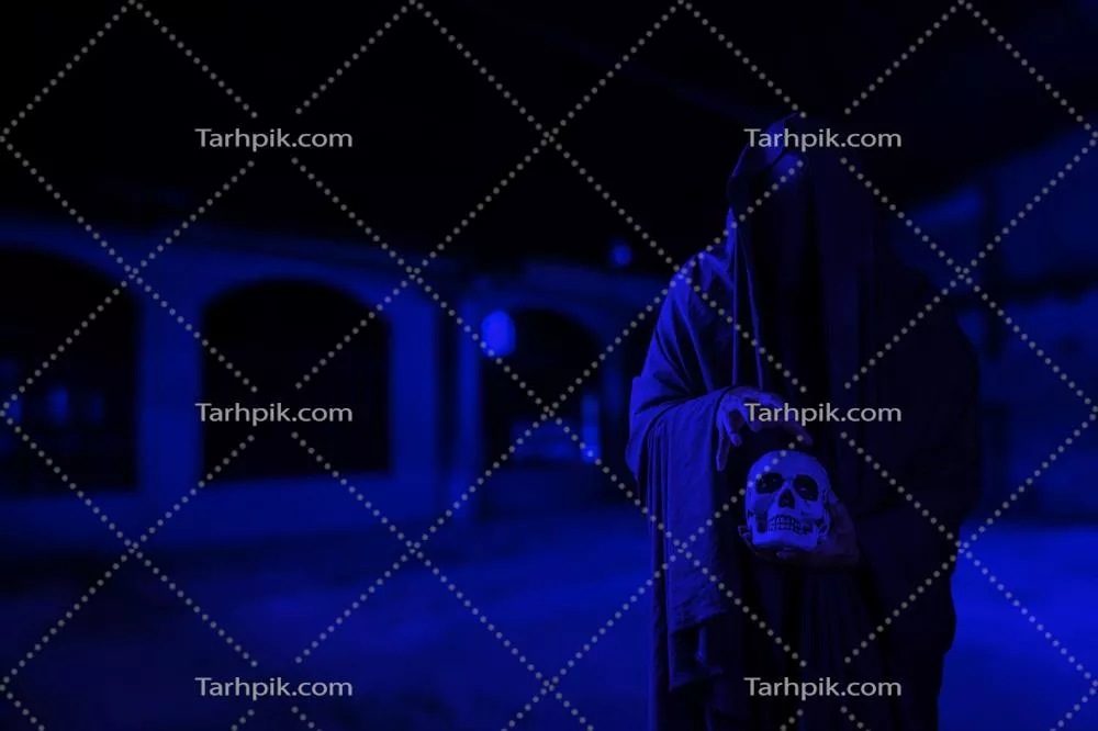 صحنه وحشتناک مرد سیاه‌پوست اسرارآمیز با جمجمه در دست در یک راهروی قدیمی ترسناک