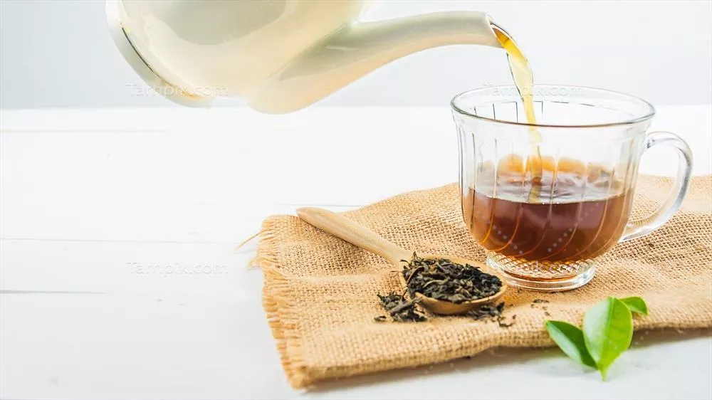 چای در لیوان چای روی چوب سفید: تصویری از آرامش و زیبایی