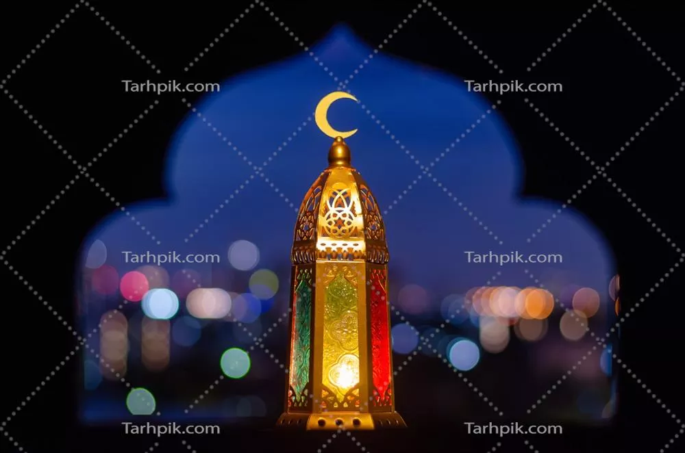 چراغی با نماد ماه در بالای آن و زمینه کاغذ بریده با شکل مسجد