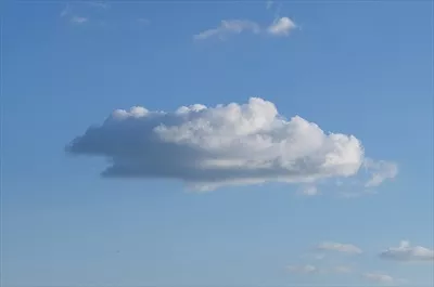 ابرهای درخشان در آسمان به عنوان پسزمینه زیر نور خورشید