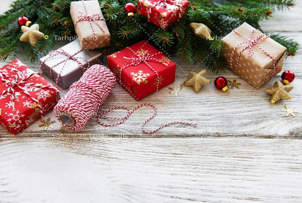 پسزمینه کریسمس با تزئینات و جعبههای هدیه رنگارنگ و شاداب
