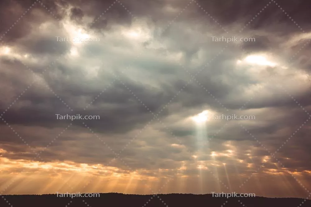 غروب آفتاب با ابرهای نقاشی شده و پرتوهای طلایی نور